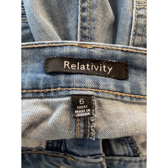 Relativity Straight Jeans Size 6 Short Medium Wash Soft A7 - Picture 3 of 3